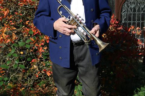 Heinz Hörr liebt es, seine Trompete zu spielen. Am 3. November feiert er 90. Geburtstag. Foto: Kirsten Sundermann