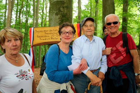 Friedrich Pfeifer (Zweiter von rechts) beim Besuch des Freundschaftsbaums im Jahre 2019. Er ist nun im Alter von fast 94 Jahren verstorben.  Archivfoto: Kirsten Sundermann 