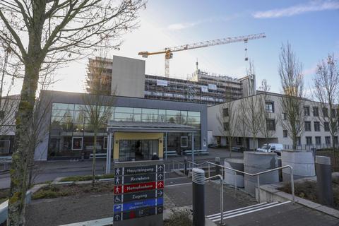Für 19,5 Millionen Euro ist am Erbacher Krankenhaus ein Zentrum für seelische Gesundheit angebaut worden. Jetzt wird das Bettenhaus dahinter saniert. Archivfoto: Guido Schiek