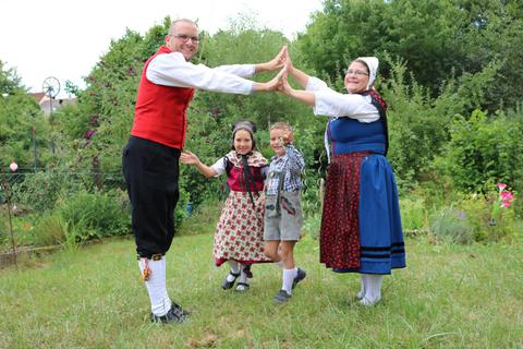 Familie Gräber (Claus, Lara, Max und Melanie) tanzt auch schon mal in Odenwälder Trachten im eigenen Garten. Foto: Kirsten Sundermann