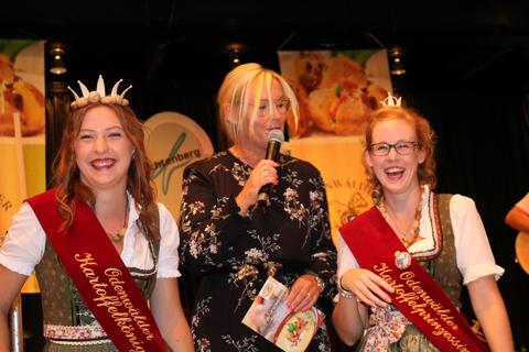 Strahlende Gesichter bei Kartoffelkönigin Ann-Kathrin I (links), Moderatorin Britta Weigand und Kartoffelprinzessin Eva I (rechts). Foto: Kirsten Sundermann