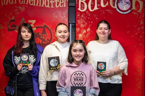 Lia Bölter (vorne) überzeugte mit ihrem Entwurf für ein Märchen- und Sagentage-Emblem. Laura Schmidt, Erisa Myftari und Ronja Leist schaffte es auf die Plätze zwei und drei. Foto: Martin Schmidl
