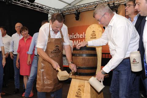 Bieranstich mit Bürgermeister Stefan Lopinsky und Thorsten Heckmann (Schmucker) Wolfgang Kalberlah
