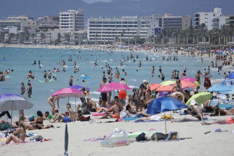 Touristen genießen die Sonne am Strand von Arenal in Mallorca. Spanien ist jetzt Hochinzidenzgebiet. Clara Margais/dpa