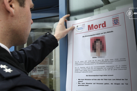 Mit Fahndungsplakaten hat die Kriminalpolizei auf den Mord an Nilüfer aufmerksam gemacht. Doch der entscheidende Hinweis war bisher nicht dabei. Archivfoto: Karl-Heinz Bärtl