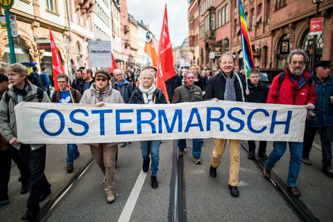 Demonstranten sind 2018 auf dem Weg zur Abschlusskundgebung der Ostermärsche auf dem Römerberg in Frankfurt. Archivfoto: Frank Rumpenhorst/dpa  