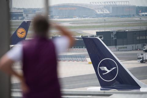 Auf der Heckflosse eines Flugzeugs ist das Lufthansa-Logo zu sehen. Symbolfoto: dpa