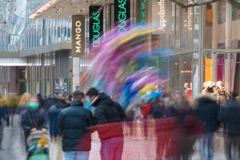 Menschen shoppen auf der Frankfurter "Zeil". Foto: dpa