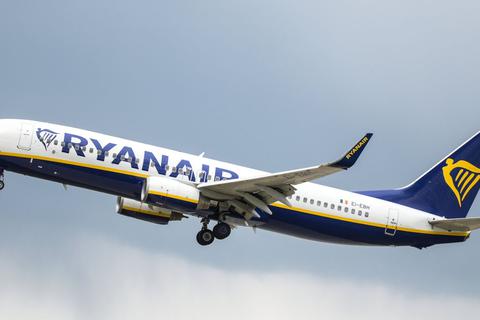Ein Maschine von Ryanair im Anflug auf den Frankfurter Flughafen. Europas größter Billigflieger Ryanair gibt seine Basis am Frankfurter Flughafen auf. Symbolfoto: dpa