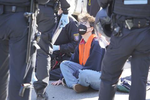 Aktivisten haben in Frankfurt mit einer Sitzblockade für die Sperrung der A648 gesorgt. Foto: 5vision.media