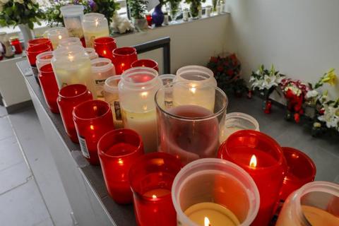 Kerzen und Blumen im Eingang des Hauses, in dem Susanna gelebt hat. Foto: Sascha Kopp