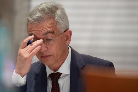 Frankfurter Oberbürgermeister Peter Feldmann steht unter gewaltigem Druck.  Foto: dpa