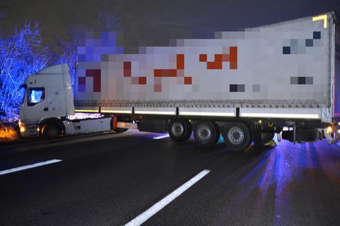 Auf der A661 bei Bad Homburg hat am Montagabend ein Lastwagen mehrere Stunden den Verkehr blockiert. Foto: 5Vision.media
