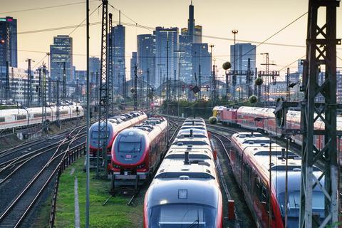 Abgestellte Züge vor dem Frankfurter Hauptbahnhof.  Foto: dpa