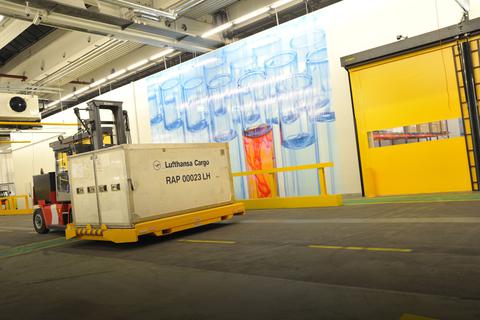 Der von Lufthansa Cargo transportierten Pharma-Sendungen wird am Frankfurter Flughafen umgeschlagen. Foto: Fraport