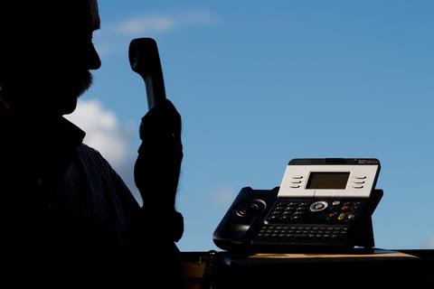 Oft geben sich Trickbetrüger am Telefon als Enkel oder angebliche Polizisten aus, mit dem Ziel, hohe Geldsummen zu ergaunern. Foto: dpa