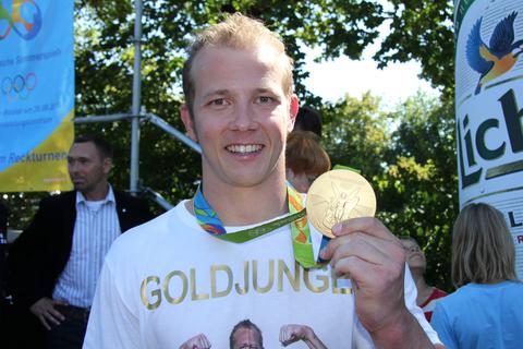 Das ist das Ding: Gl&uuml;cklich pr&auml;sentierte Fabian Hamb&uuml;chen am Freitag in Wetzlar die Goldmedaille aus Rio.  Foto: Gross