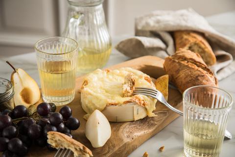 Zu cremigem Käse schmecken leicht säuerliche Weine besonders gut. 