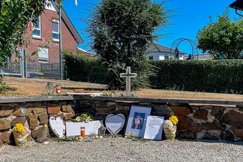 Eine Gedenkstätte für die getötete Ayleen: Waldsolmser haben sie an der katholischen Kirche in Brandoberndorf eingerichtet. Foto: Jenny Berns 