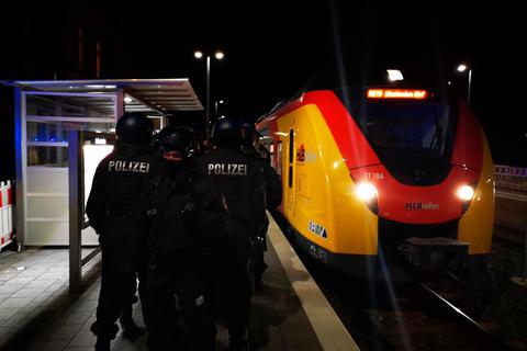 Als die Polizei am Bahnhof in Messel eintrifft, sind die Angreifer bereits geflohen. Foto: Einsatzreport Südhessen 