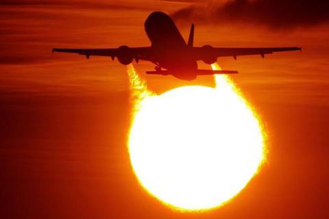 Ein Flugzeug fliegt der untergehenden Sonne entgegen. Archivfoto: dpa   Foto: 