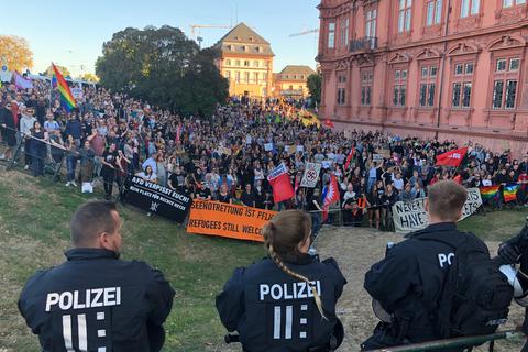 Protest gegen den Auftritt von AfD-Politiker Gauland am Mainzer Schloss. Foto: Harald Kaster