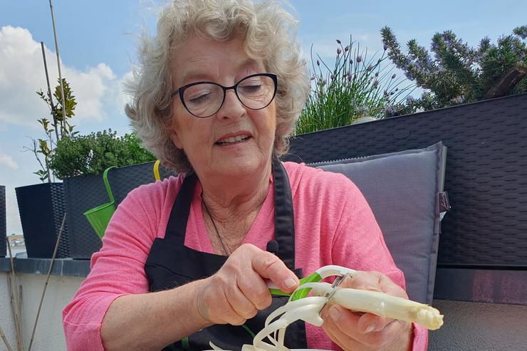 Oma Ute: Spargel in Bierteig mit Kräutersoße
