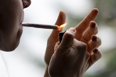 Eine Person zündet sich einen Joint an. Die Ampel-Parteien wollen Cannabis für den Genuss legalisieren. Bald könnte Hanf in lizenzierten Geschäften frei verkauft werden. Foto: dpa