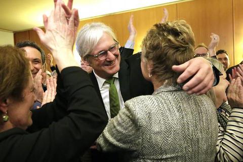 Jochen Partsch feiert seinen Sieg im Justus-Liebig-Haus. Foto: André Hirtz 
