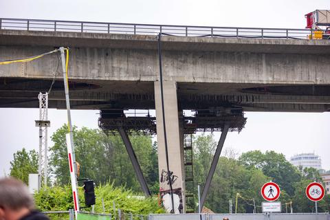 Der Pfeiler E der Südbrücke hat sich beim Absacken des Überbaus um einen halben Meter Richtung Rheingau geneigt. Im Hintergrund ist das noch senkrecht stehende und mit einem Stahlkorsett abgestützte Pendant der Nordbrücke zu erkennen.  Foto: Lukas Görlach