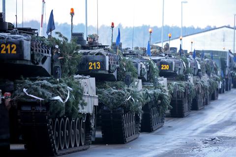 In diesen Wochen öfter auf den Straßen Deutschlands zu sehen: die Panzer der Bundeswehr. Das Verteidigungsministerium erhöht die Bereitschaft.  Foto: dpa