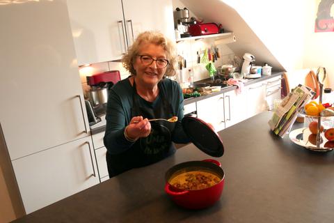 Ute Haufe probiert ihr Riesling-Kartoffel-Käse-Süppchen mit selbst gemachten Croutons. 