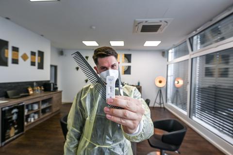 Konstantin Schick, Inhaber von Schick Friseure in Seeheim-Jugenheim, bietet vor seinem Salon Schnelltests an.        Foto: Dirk Zengel 
