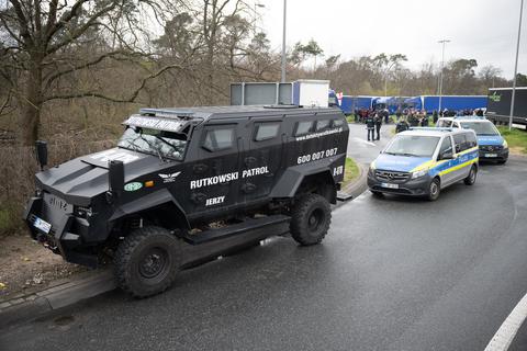 Ein gepanzerter Wagen des polnischen Sicherheitsdienstes „Rutkowski Patrol” steht nach einem Polizeieinsatz auf der Raststätte Gräfenhausen. Dort streiken Lastwagenfahrer - nun wollte der Besitzer der Fahrzeuge mit einer Gruppe des bezahlten Sicherheitsdienstes sich Zutritt zu den Lkw verschaffen.