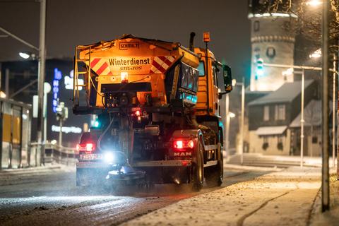 Ein Räumfahrzeug streut Salz in Frankfurt.  Foto: dpa