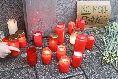 Kerzen stehen in der Wiesbadener Wellritzstraße, wo die 49-Jährige erschossen wurde. Foto: René Vigneron