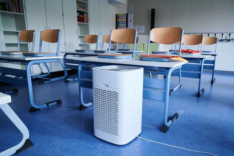 Stellen Luftfiltergeräte eine Alternative oder Unterstützung zum regelmäßigen Lüften dar? Foto: dpa