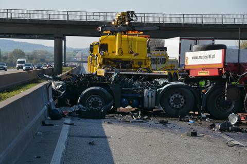 Zwischen Gambacher Kreuz und Butzbach musste die A5 nach der Kollision zweier Lkw voll gesperrt werden. Foto: Jörg Fritsch