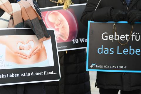 Immer wieder treffen sich Abtreibungsgegner mit einer sogenannten Gebetswache vor der Beratungsstelle von Pro Familia in Frankfurt, um gegen Schwangerschaftsabbrüche zu demonstrieren. Foto: dpa