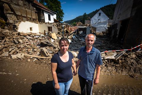 Grit und Friedhelm Bauer aus Ahrbrück vor den Trümmern ihrer Existenz – kurz nach der Flut. Sie hatten sich gerade noch auf das Dach des Nachbarhauses retten können.  Foto: Lukas Görlach 