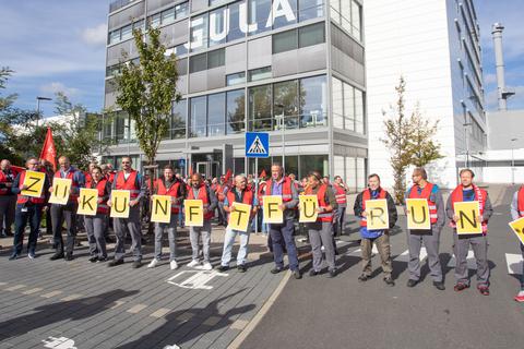 Eine klare Botschaft haben die Segula-Beschäftigten, die vor dem Hauptgebäude in Rüsselsheim gegen einen möglichen Abbau von bis zu einem Drittel der Stellen protestiert haben.   Foto: Volker Dziemballa (VF)
