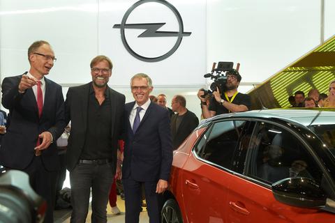 Eröffnung des Opel-Stands auf der IAA in Frankfurt mit (v.li.) Opel-Chef Michael Lohscheller, Markenbotschafter Jürgen Klopp, Trainer des FC Liverpool, sowie PSA-Boss Carlos Tavares neben dem neuen Corsa. Foto: dpa
