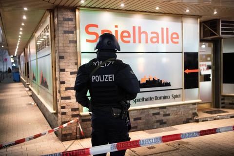 Ein Polizist sichert einen Bereich in unmittelbarer Nähe des Tatorts am Heumarkt. Durch Schüsse sind im hessischen Hanau mehrere Menschen getötet worden.  Foto: dpa 