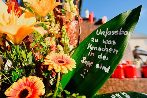 Blumen und Kerzen sind am Marktplatz in Hanau im Februar nach dem rassistischen Anschlag aufgestellt worden. Jetzt wurde erneut ein Lokal Opfer von Vandalismus. Archivfoto: Nicolas Armer/dpa 