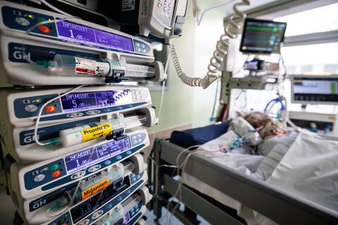 Zahlreiche Infusionsgeräte sind vor dem Bett eines Covid-19-Intensivpatienten zu sehen.  Foto: dpa/ Matthias Balk