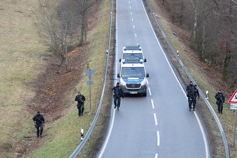 Polizeibeamte suchen entlang Kreisstraße 22 die  Umgebung ab. Foto: dpa/Sebastian Gollnow