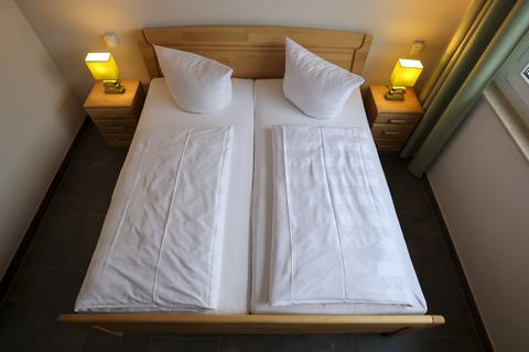 Ein Doppelzimmer in einem Hotel.  Foto: dpa
