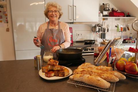 Ute Haufe bereitet in ihrer Küche Curry-Rippchen vor, wie sie ihre Schwiegermutter früher gemacht hat.
