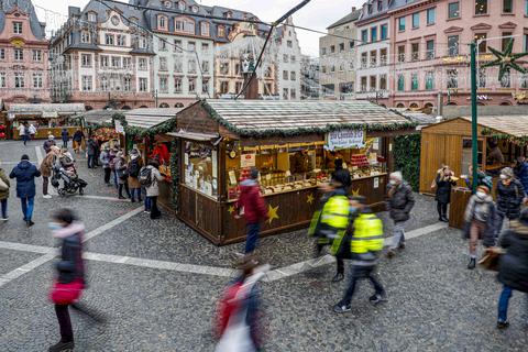 Blick über den Mainzer Weihnachtsmarkt.  Foto: Harald Kaster