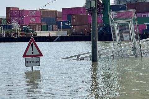 Im Gernsheimer Hafen hat das Hochwasser den Zugang zu den Bootsstegen überspült.  Foto: Marc Schüler